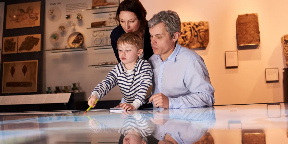 Une famille interagit avec une table multi touch 