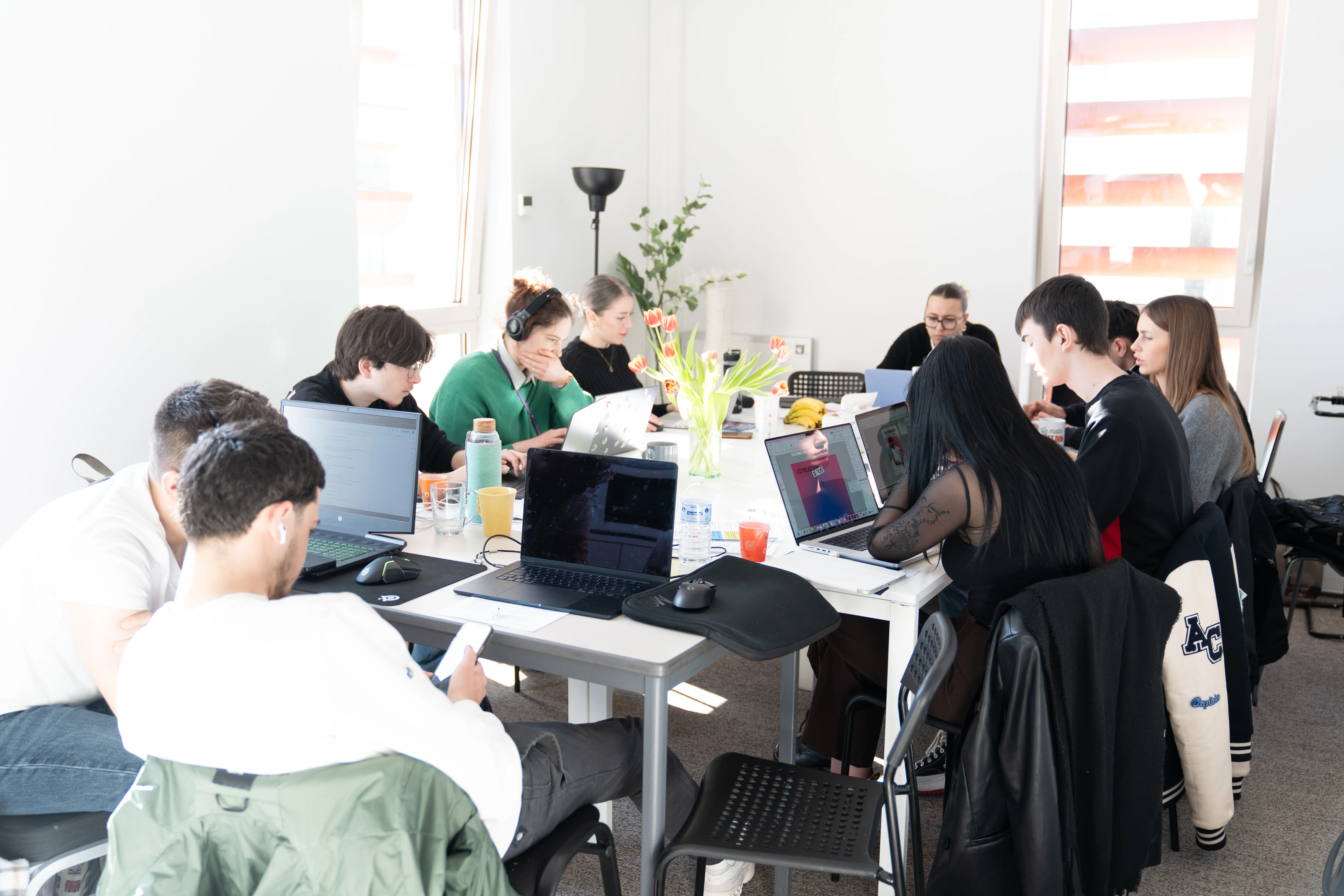 Étudiants du Cercle Digital travaillant sur leurs projets